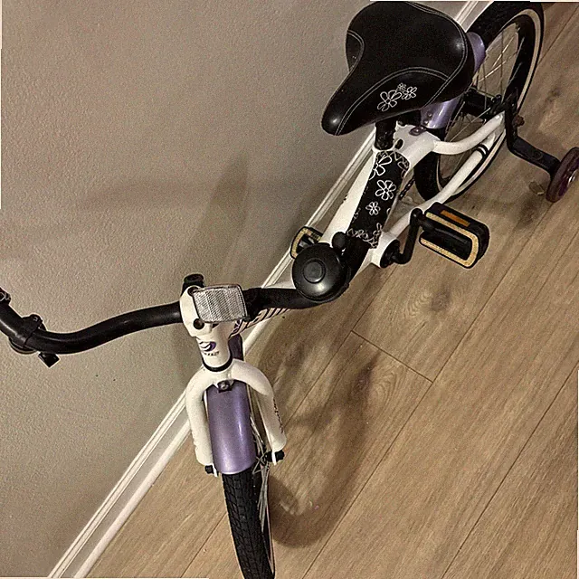 Beautiful bicycles For Kids ( 4-6 Years Old ) .